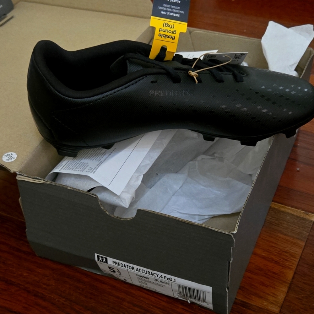 ADIDAS Predator Accuracy.4 black kids size 5.5
